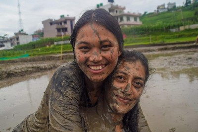 धान दिवस : हिलोमा रमाएका विद्यार्थी (फोटोफिचर)